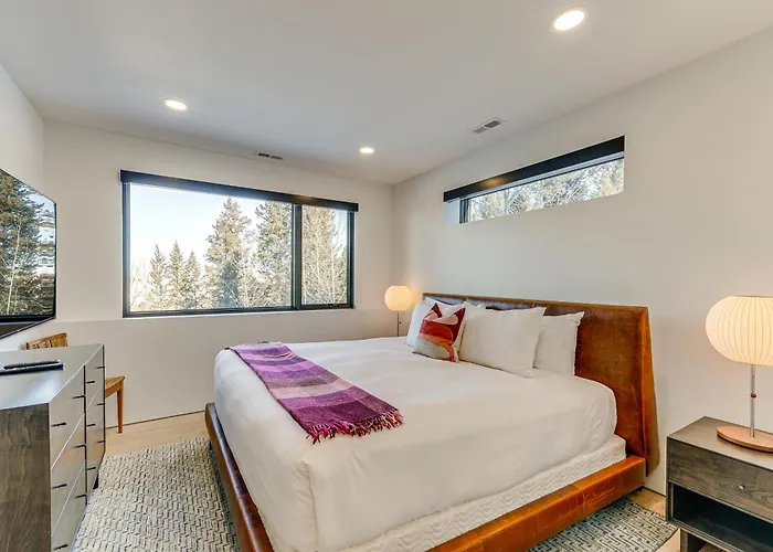 1 Mi To Downtown Jackson: Modern Retreat W/ Views Holiday home