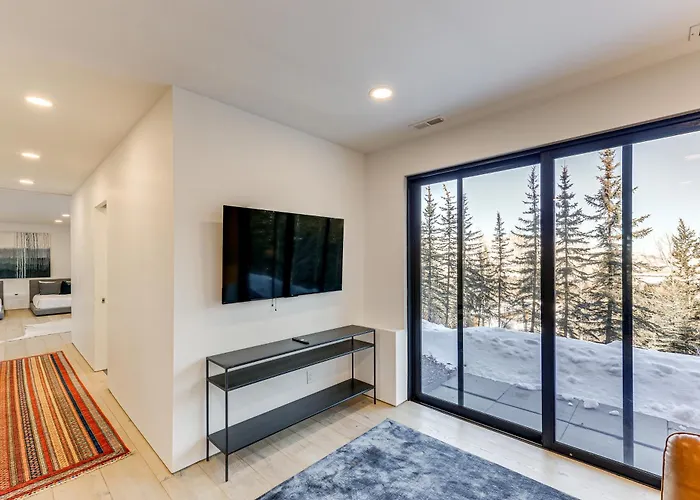 1 Mi To Downtown Jackson: Modern Retreat W/ Views